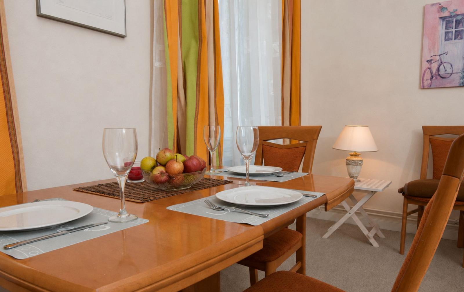 Esstisch mit Stühlen, Obstschale und Tischdecken