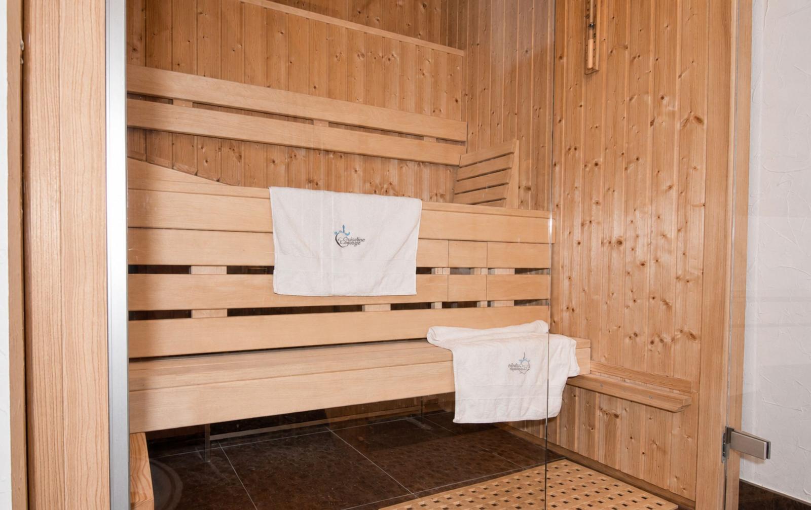 Sauna mit Holzbank und Handtüchern