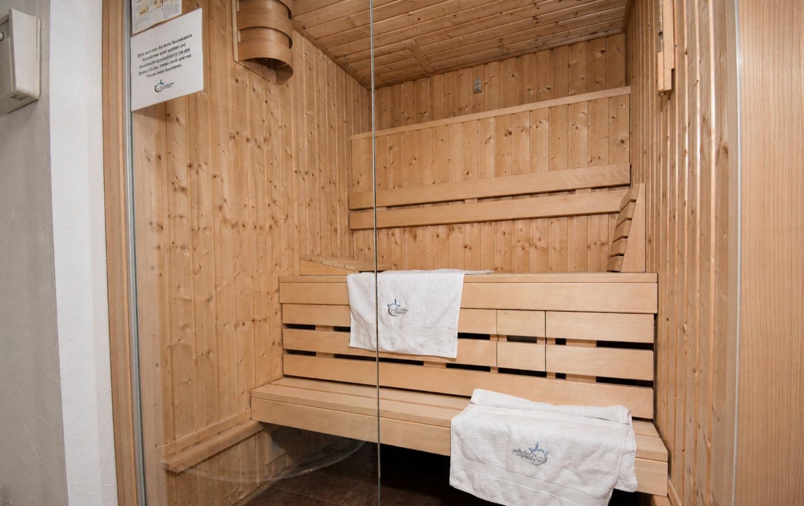 Sauna mit Holzbanken und Handtüchern
