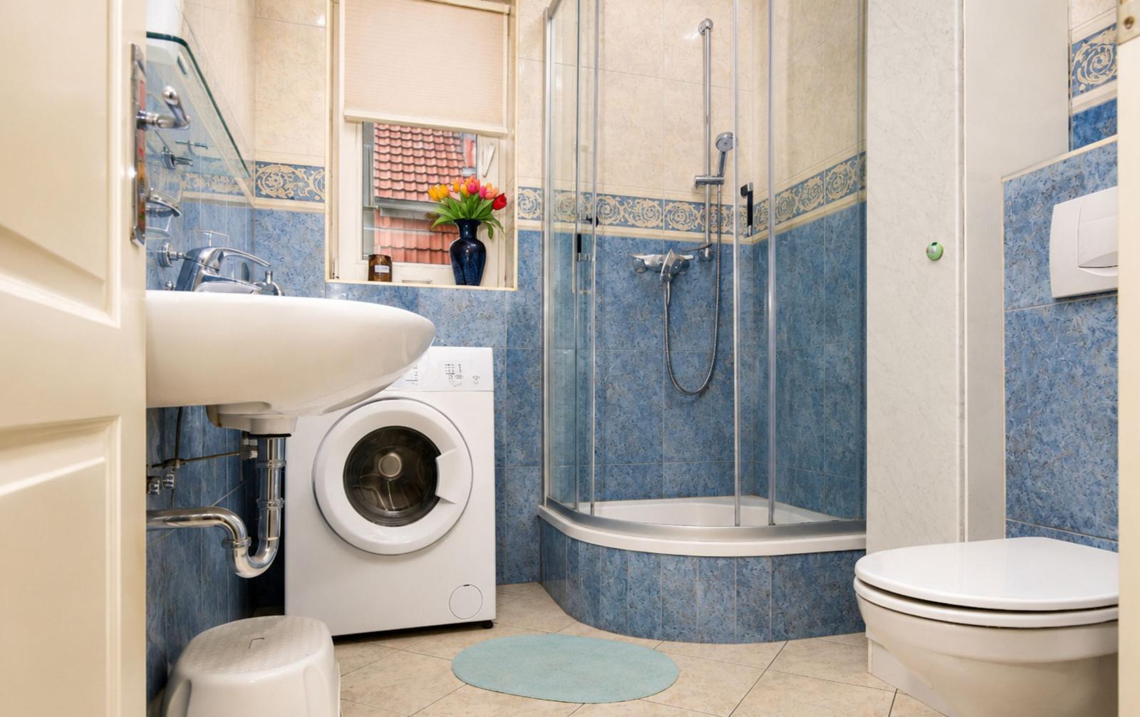 Badezimmer mit Dusche