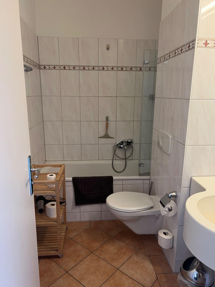Bad mit Badewanne, Dusche, Toilette und Waschbecken
