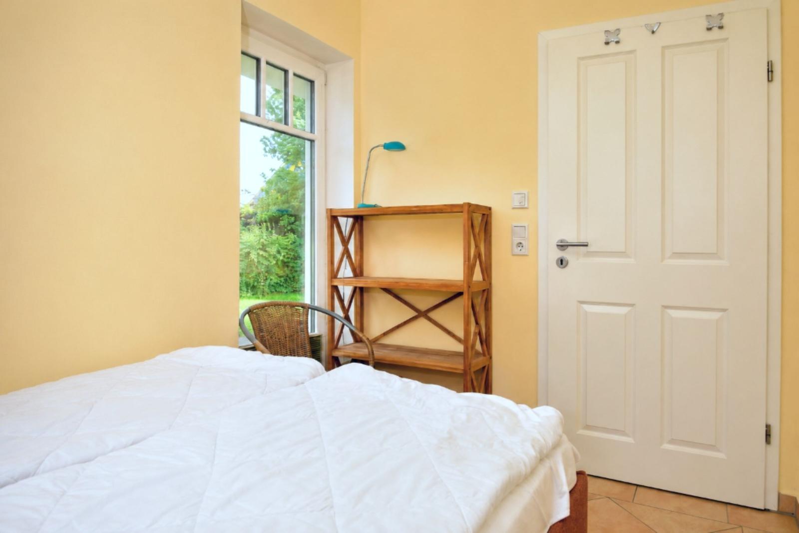 2. Schlafzimmer mit Ablagemöglichkeiten