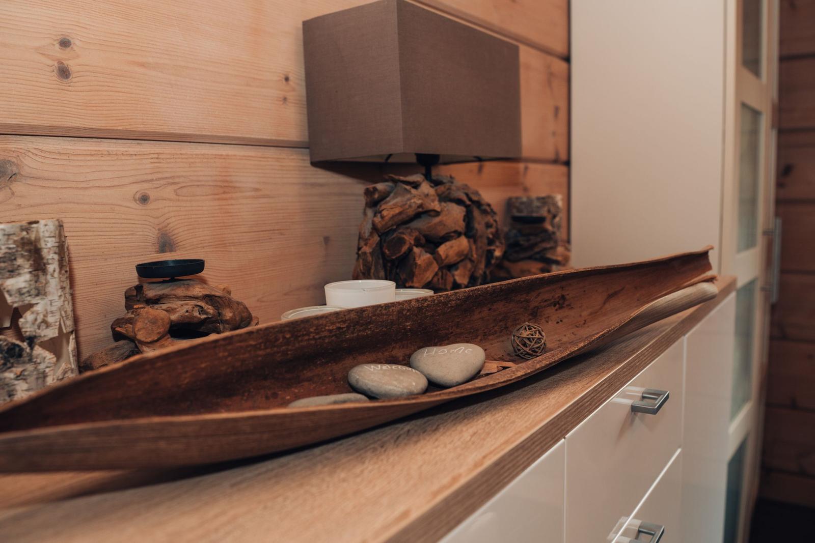 Holzschale mit Steinen und Kerzen auf Küchenarbeitsplatte