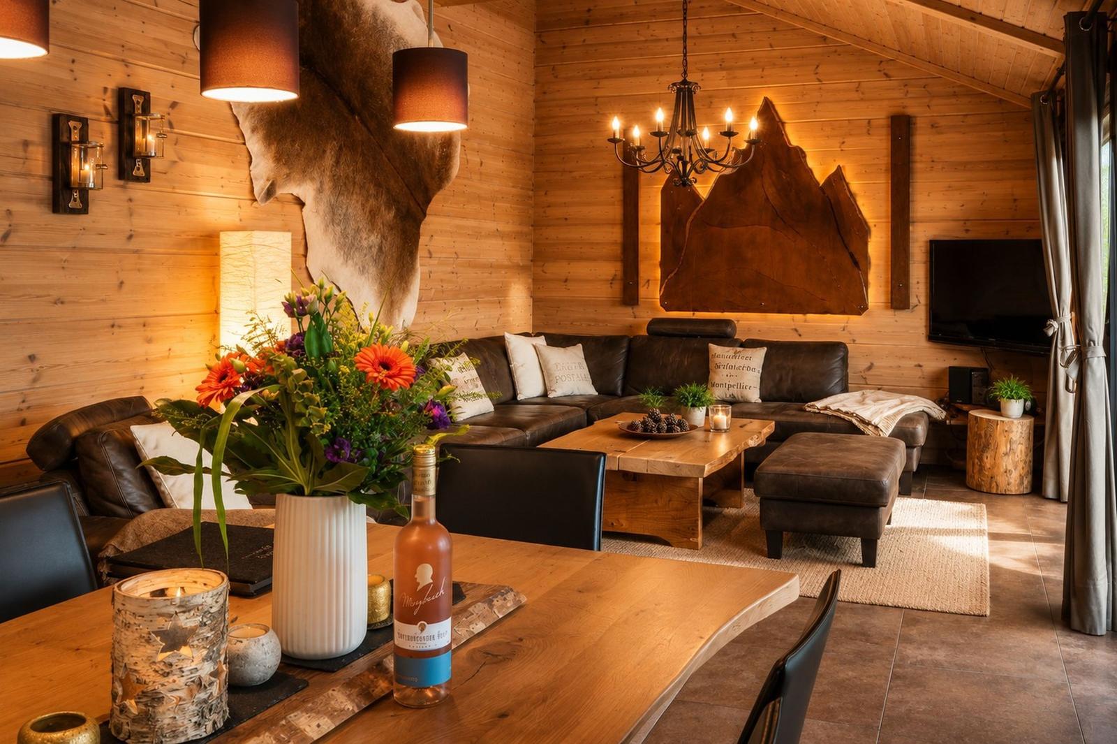 Wohnzimmer mit Holzwand, Ledersofa, Holztisch und Wanddekoration.