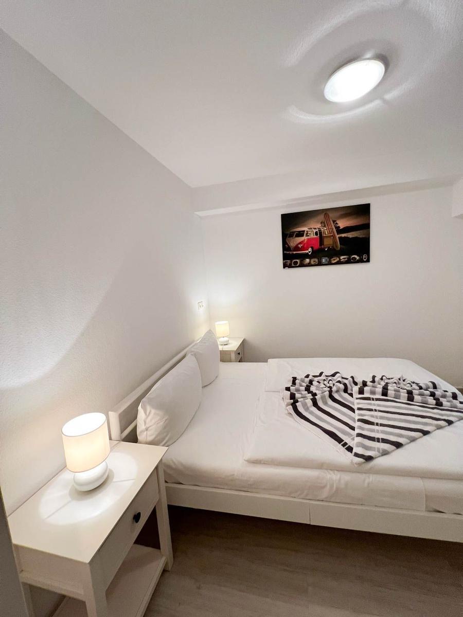 Schlafzimmer mit Bett, Nachttisch und Wandbild