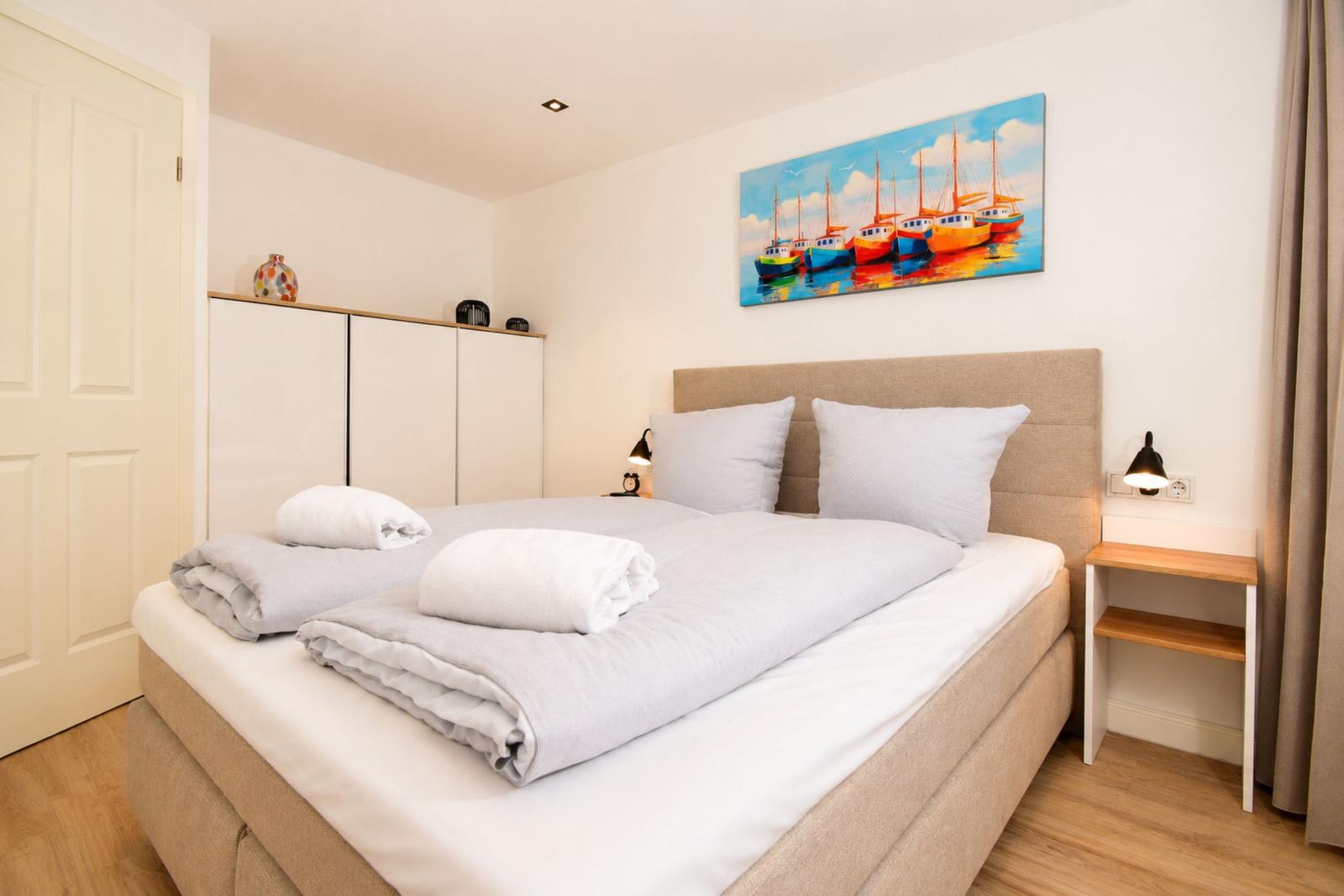 Schlafzimmer mit Doppelbett und Einbauschrank