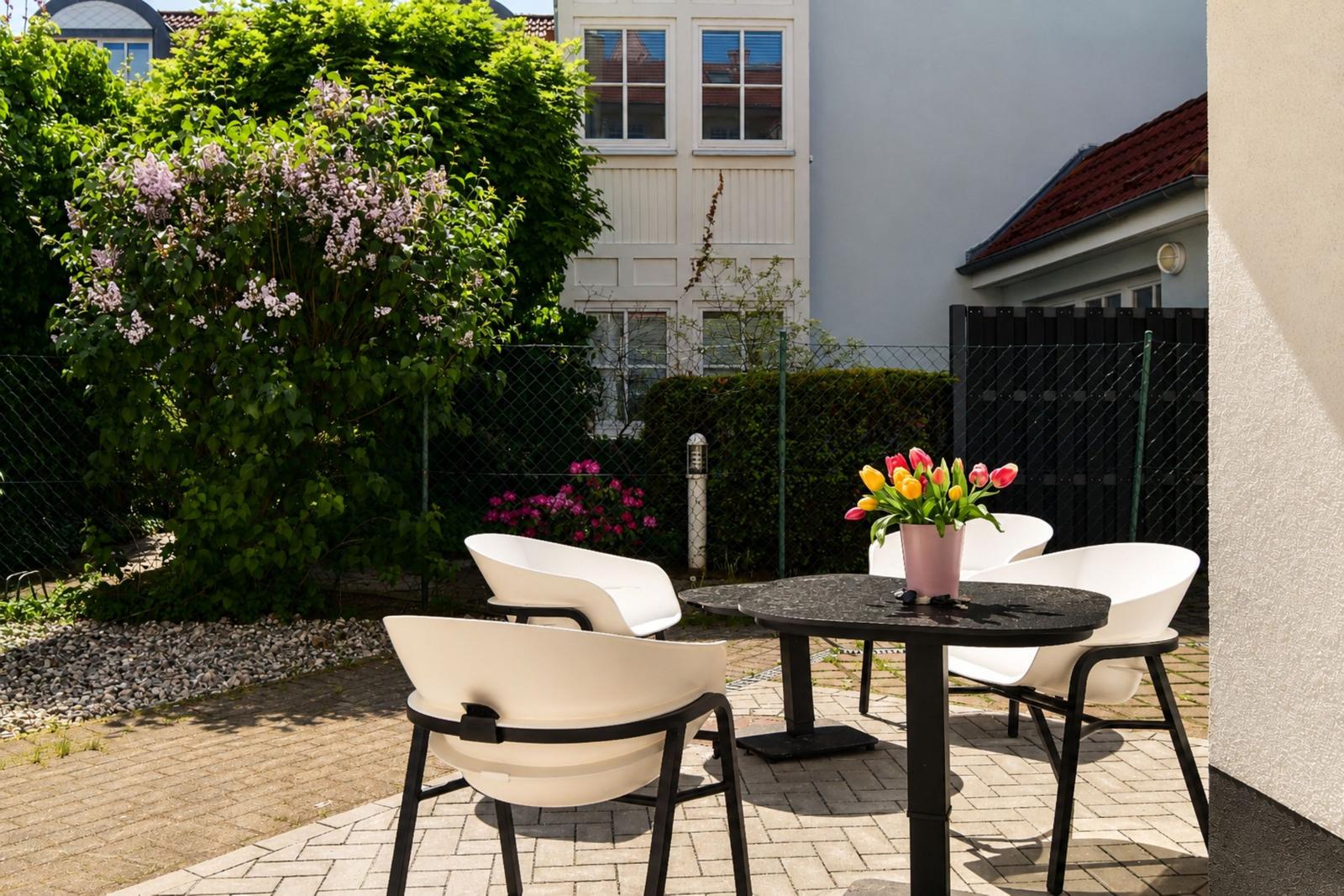Terrasse mit Gartenmöbeln