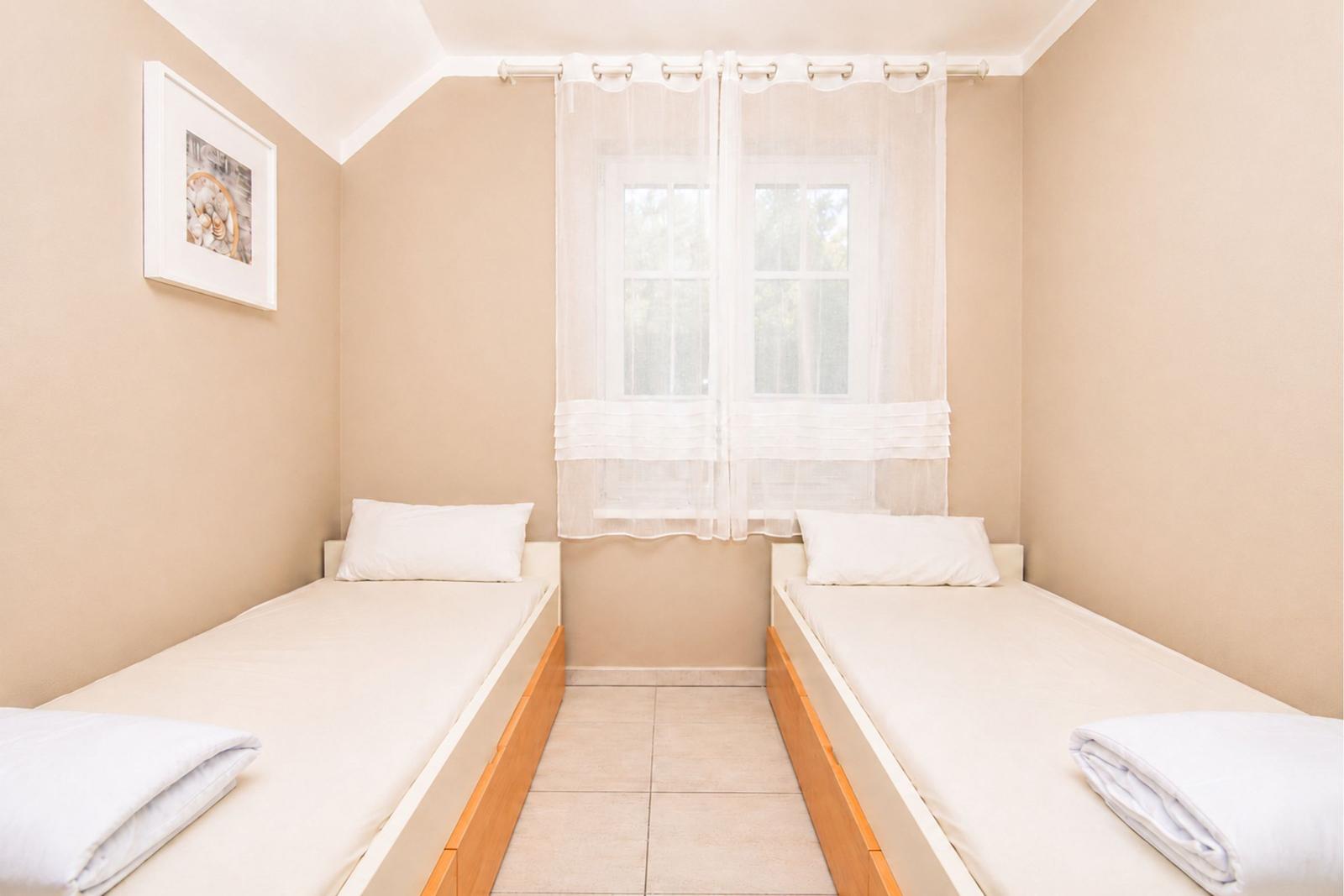 2. Schlafzimmer mit zwei Einzelbetten