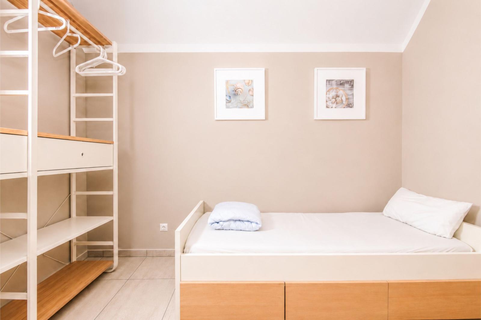 2. Schlafzimmer mit offenem Kleiderschrank