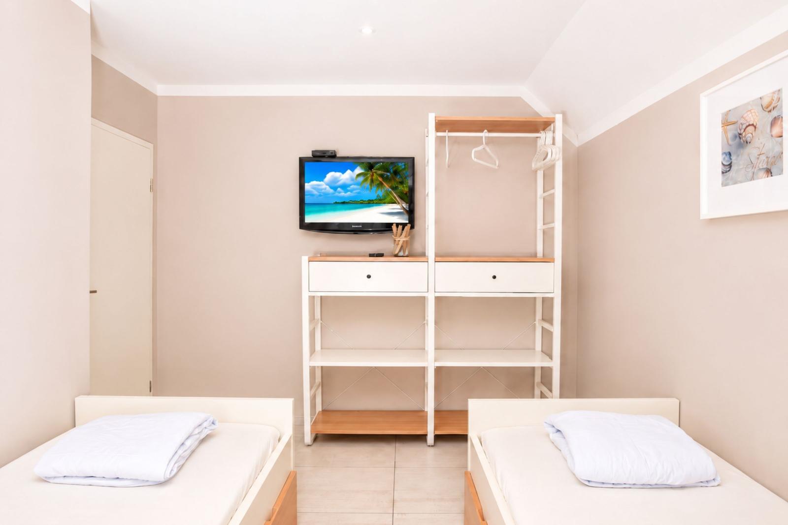 1. Schlafzimmer mit offenem Kleiderschrank
