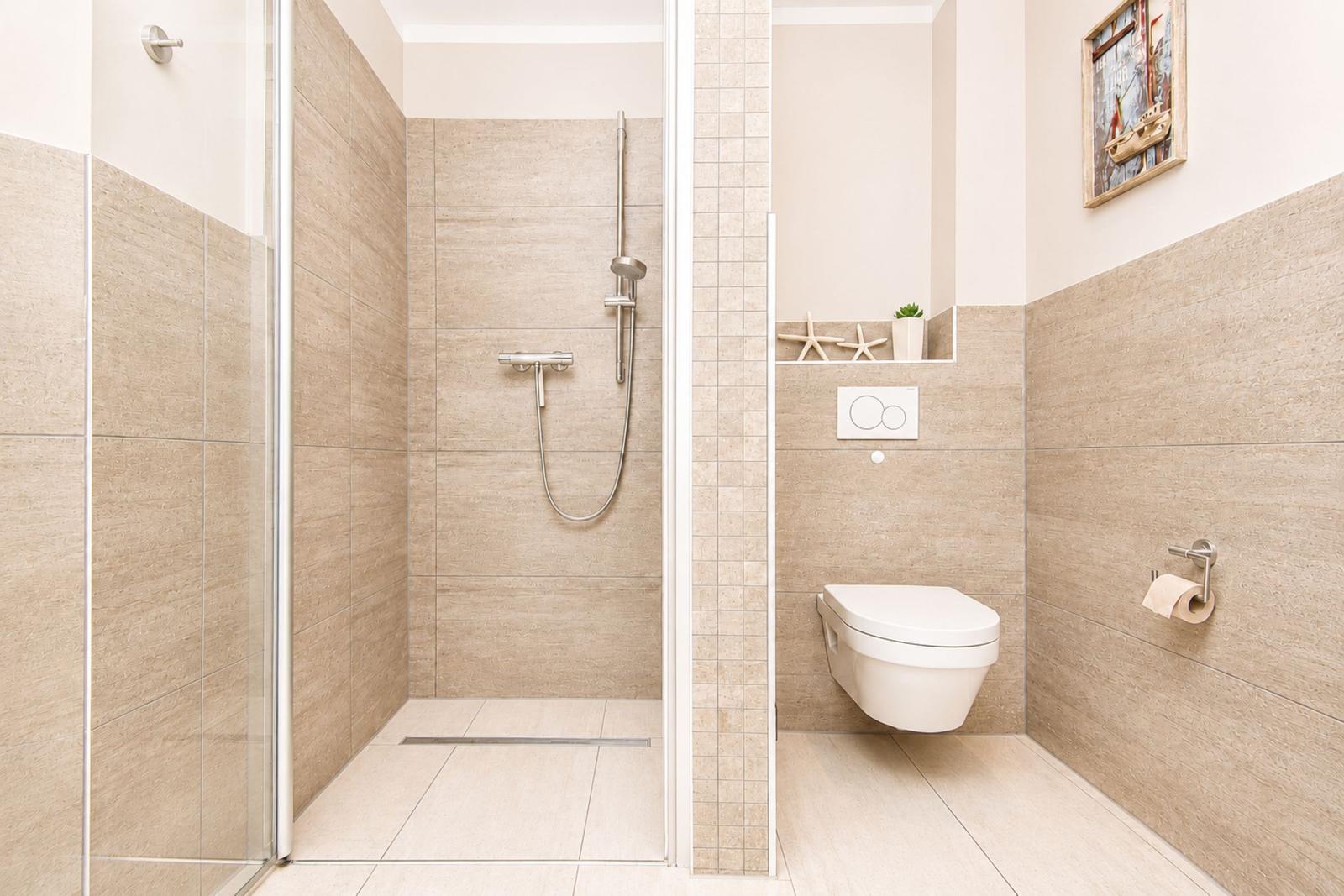 Bad mit Dusche und WC