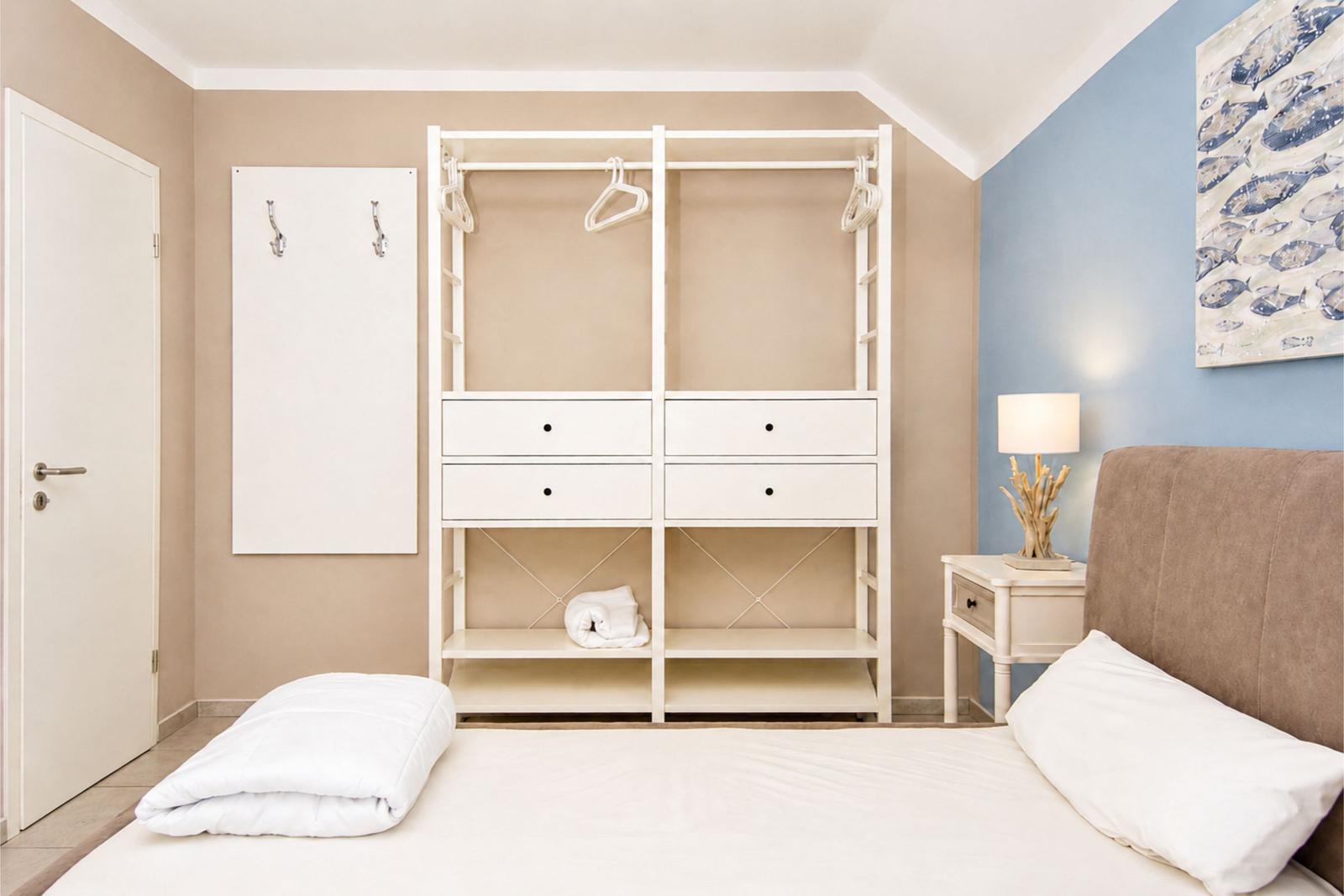 1. Schlafzimmer mit offenem Kleiderschrank