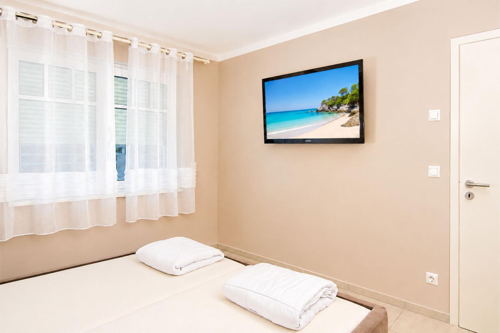 1. Schlafzimmer mit TV