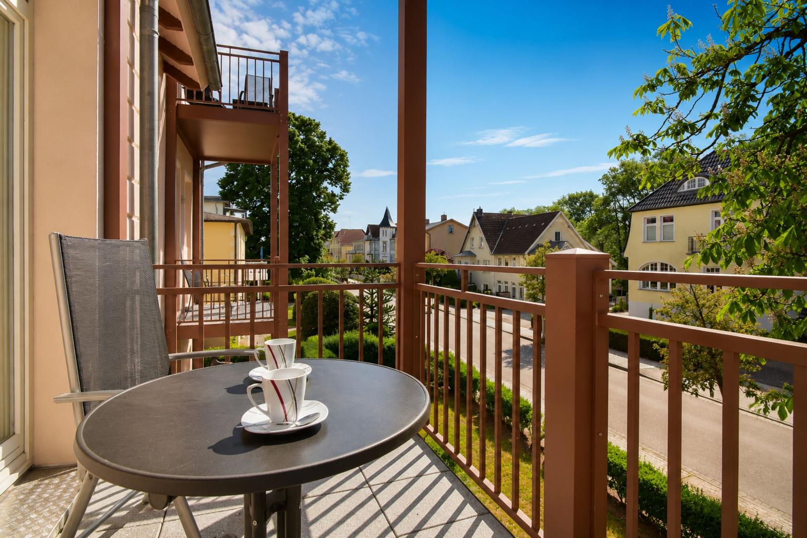 Balkon mit Tisch und Stühlen