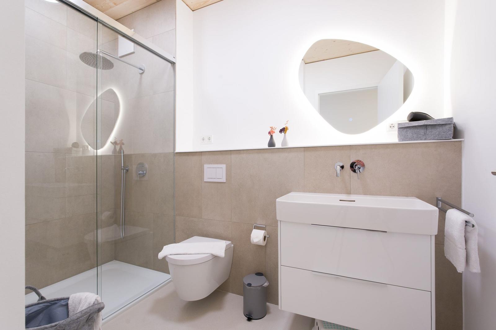 Badezimmer mit Dusche, Toilette und Waschbecken