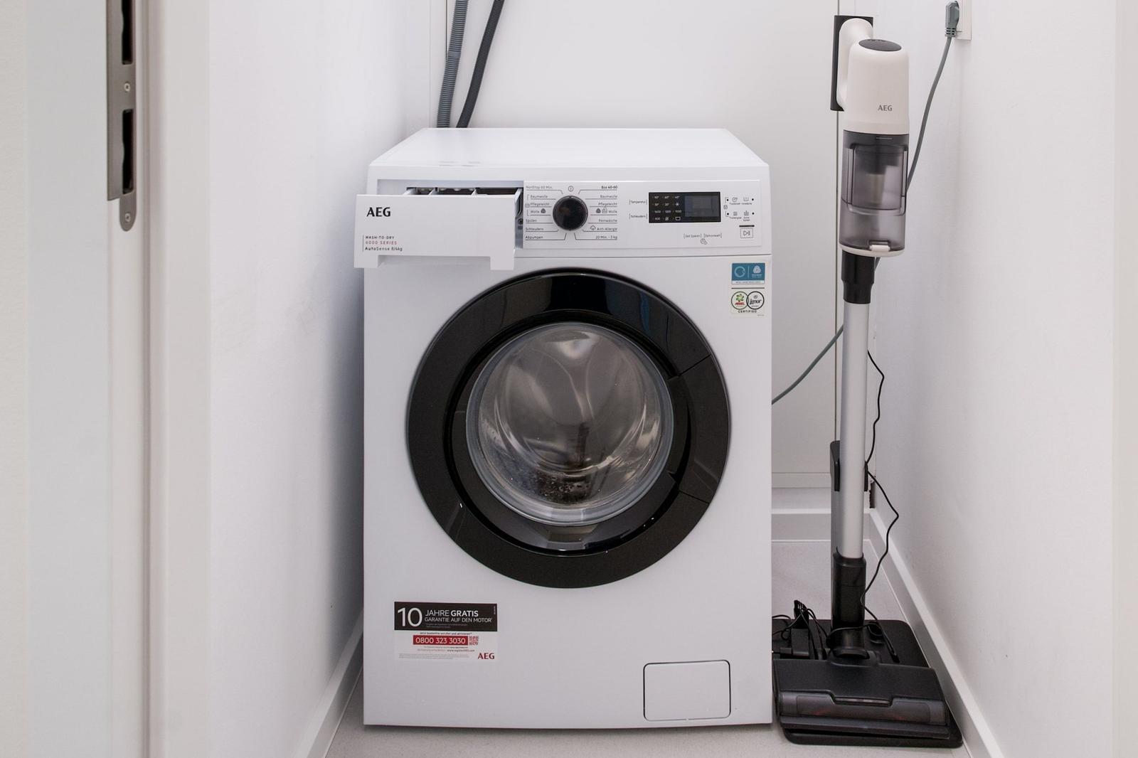 Waschmaschine und Staubsauger in einem Raum