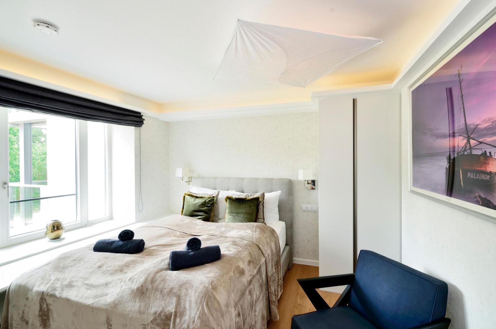 Schlafzimmer 1: Doppelbett (180x200), TV, Kleideschrank