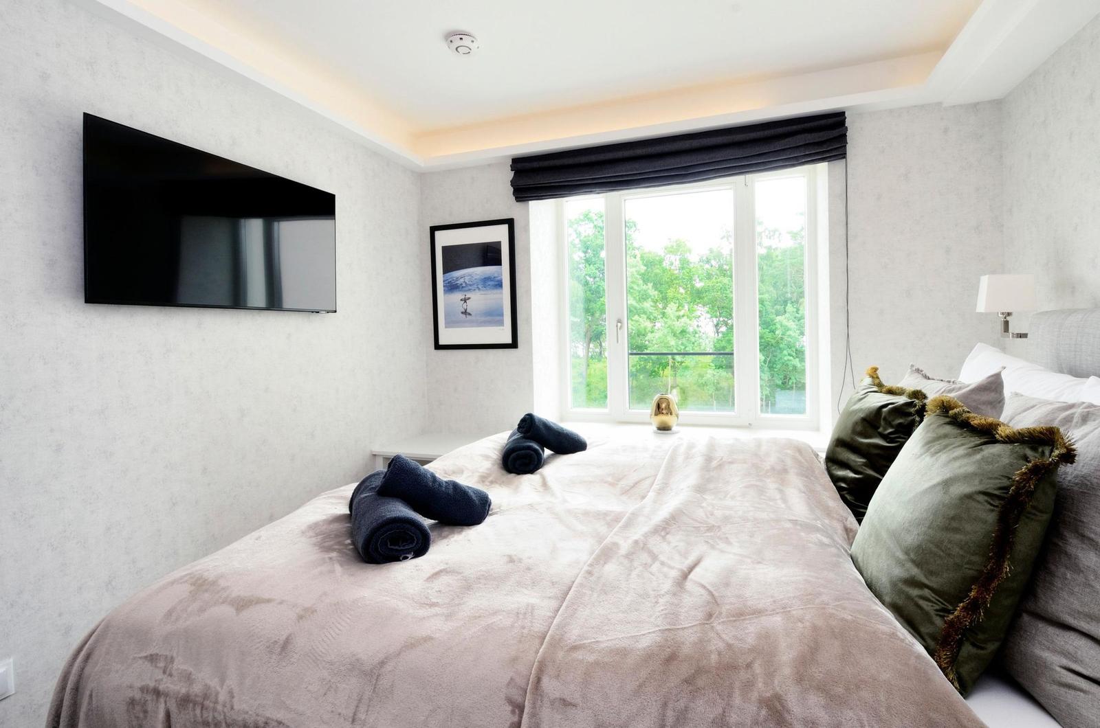 Schlafzimmer 1: Doppelbett (180x200), TV, Kleideschrank