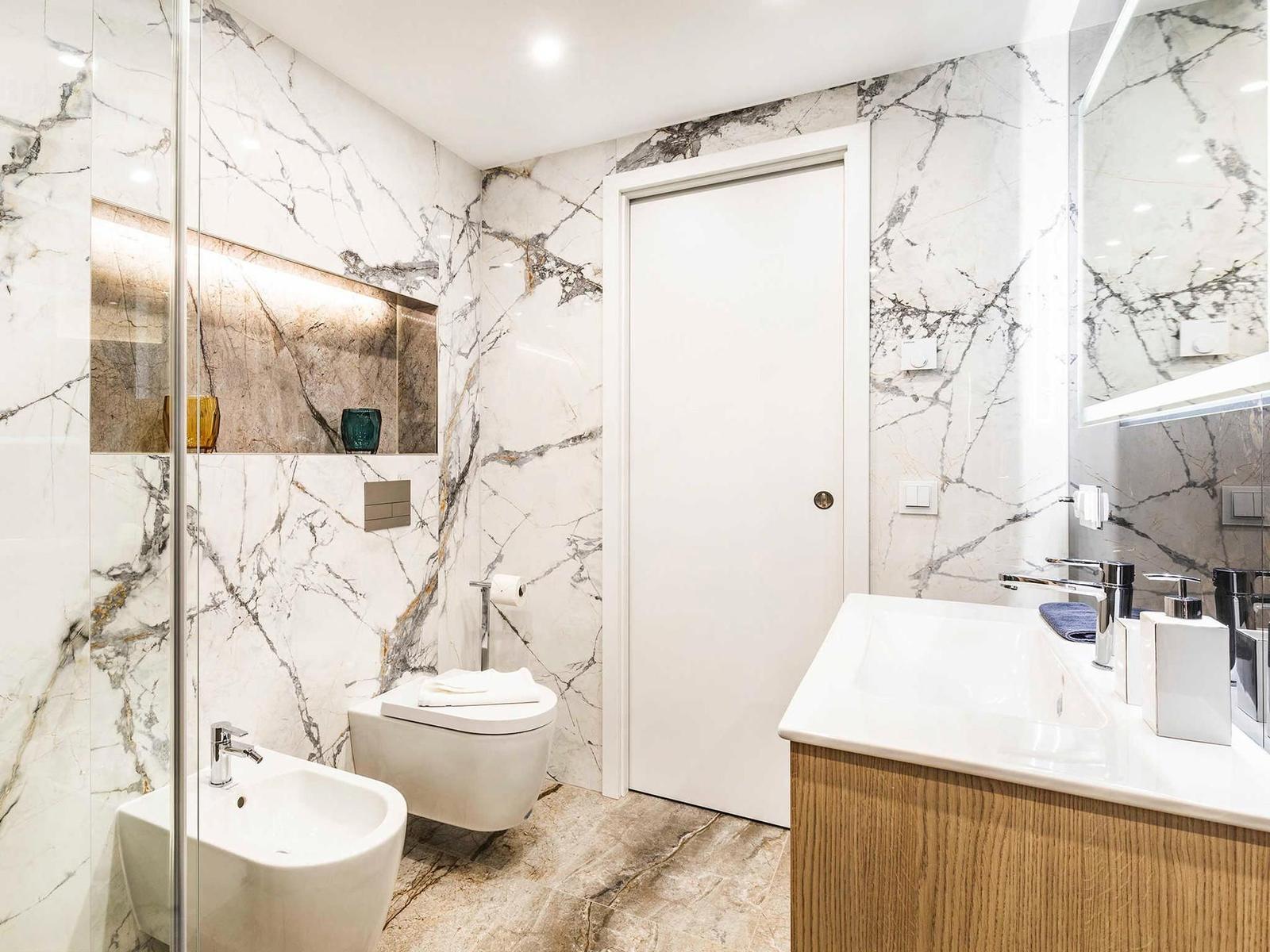Badezimmer 1: Regendusche, WC, Haartrockner