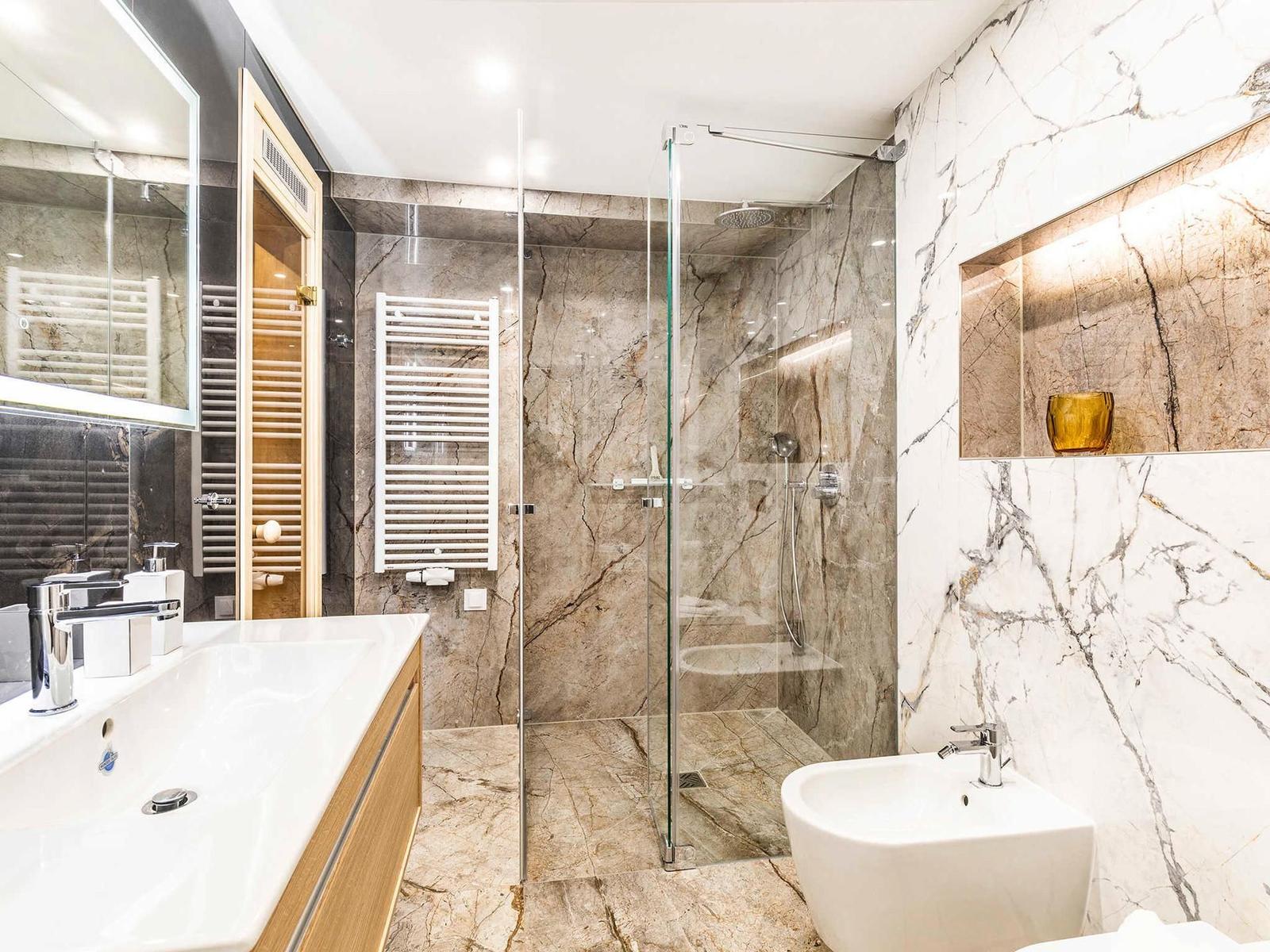 Badezimmer 1: Regendusche, WC, Haartrockner
