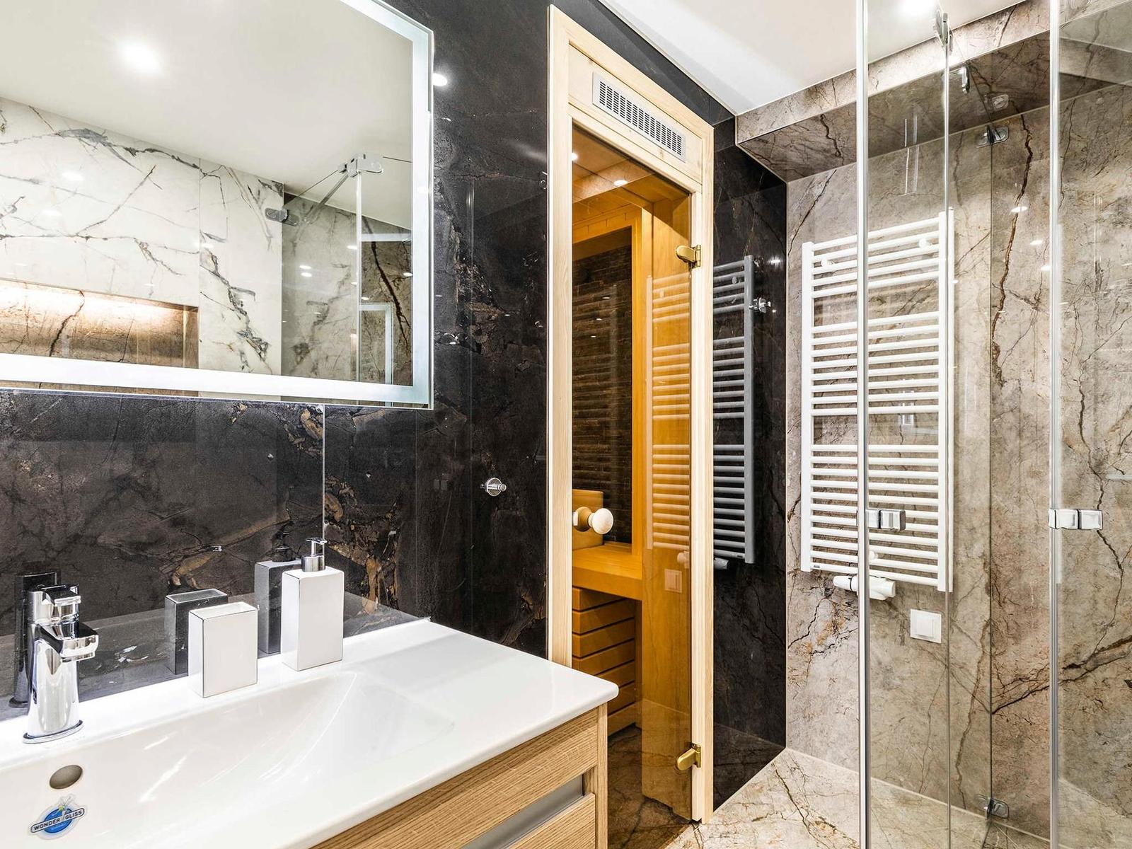 Badezimmer 1: Regendusche, WC, Haartrockner