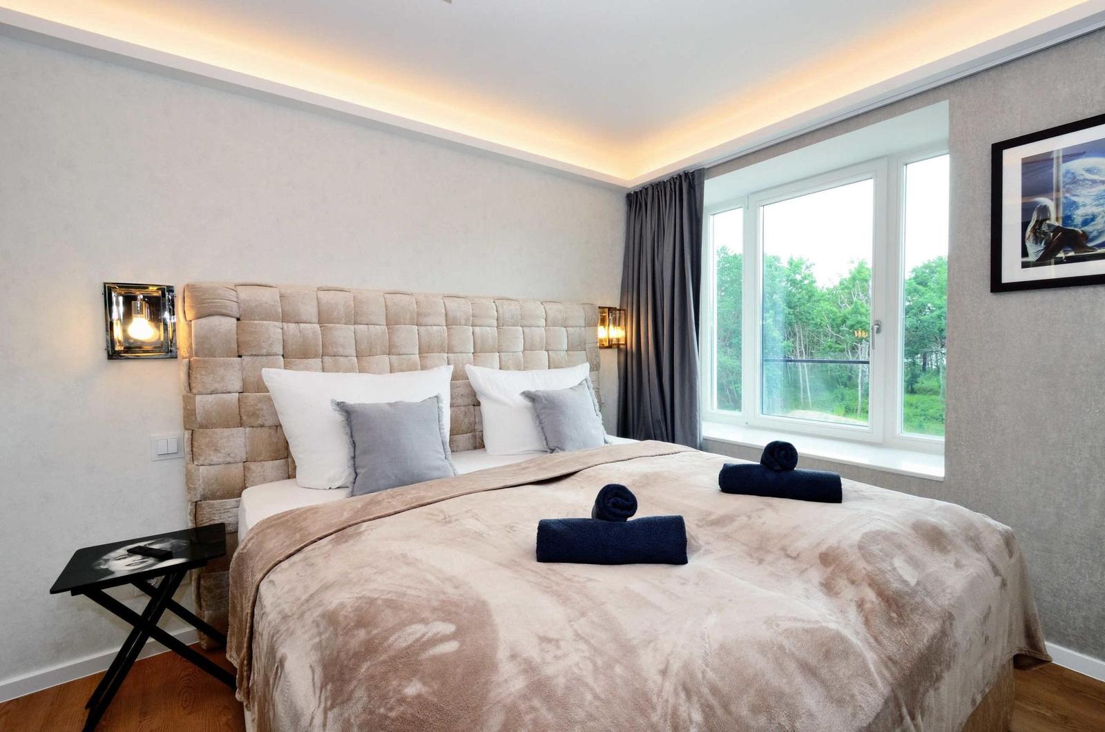 Schlafzimmer 2: Doppelbett (160x200), TV, Kleideschrank