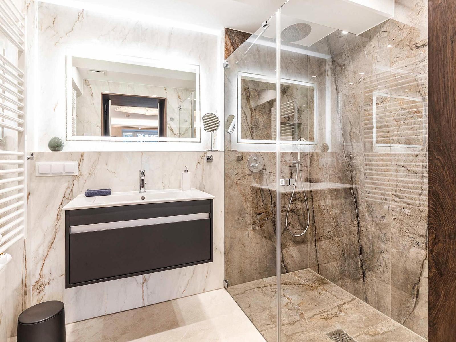 Badezimmer 2: Regendusche, WC, Haartrockner