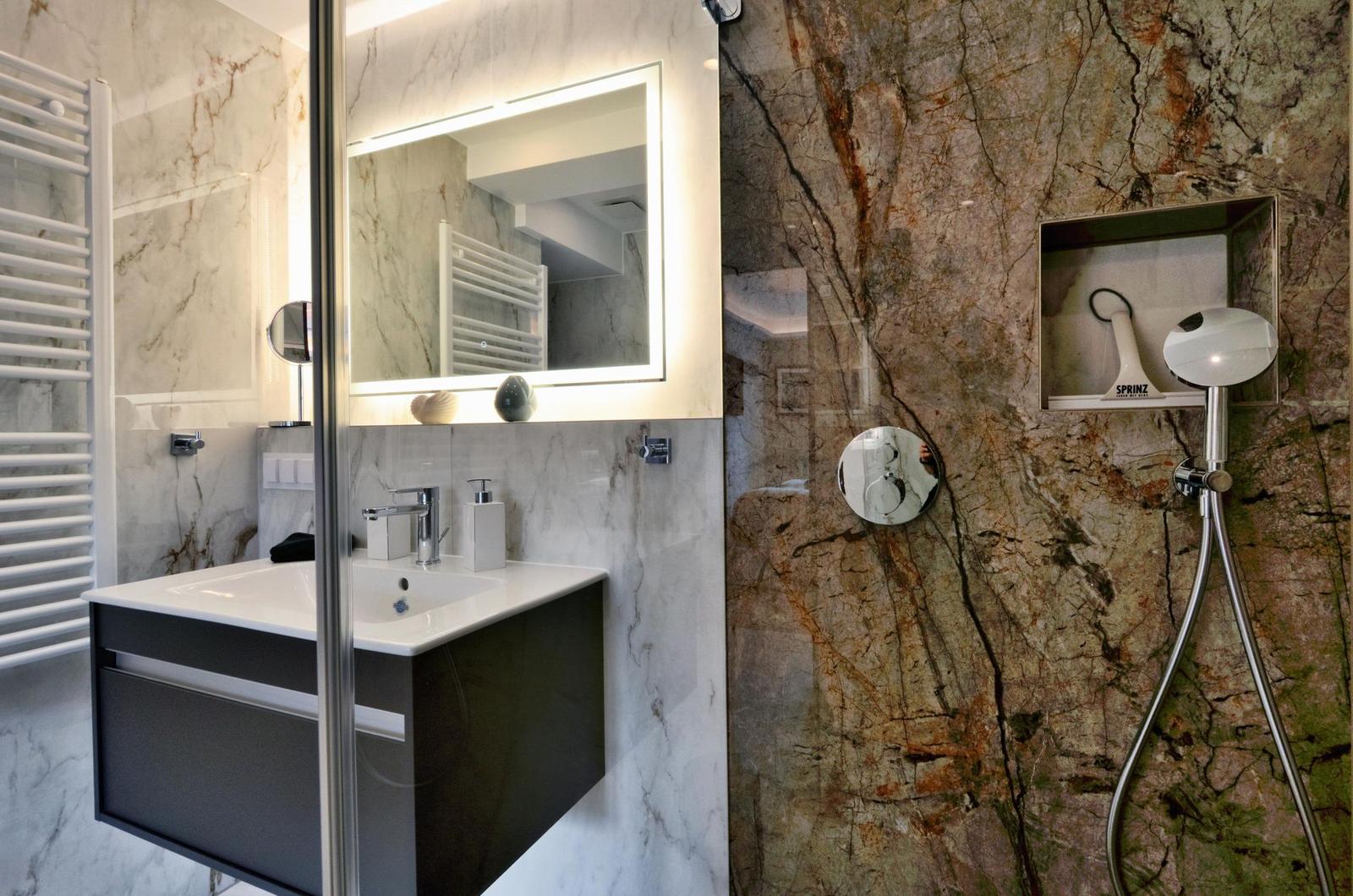 Badezimmer 2: Regendusche, WC, Haartrockner