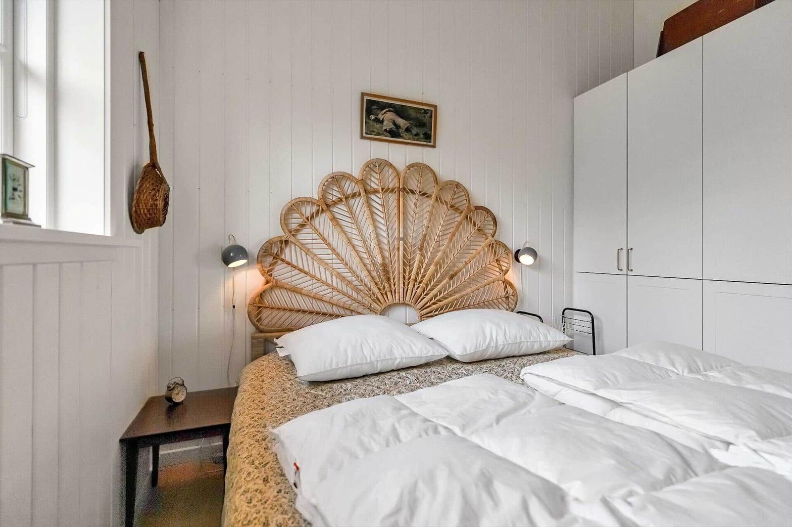 Schlafzimmer mit Bett, Kopfteil und Schrank