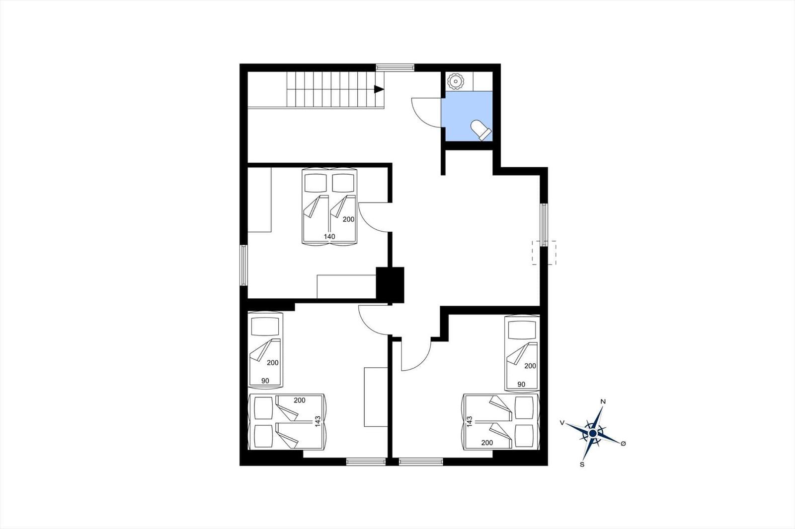 Dieses Apartment hat drei Schlafzimmer, ein Bad und eine Treppe.
