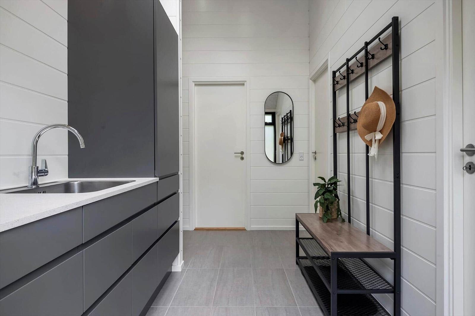Helle Flur mit Spiegelschrank, Kleiderständer und Waschbecken