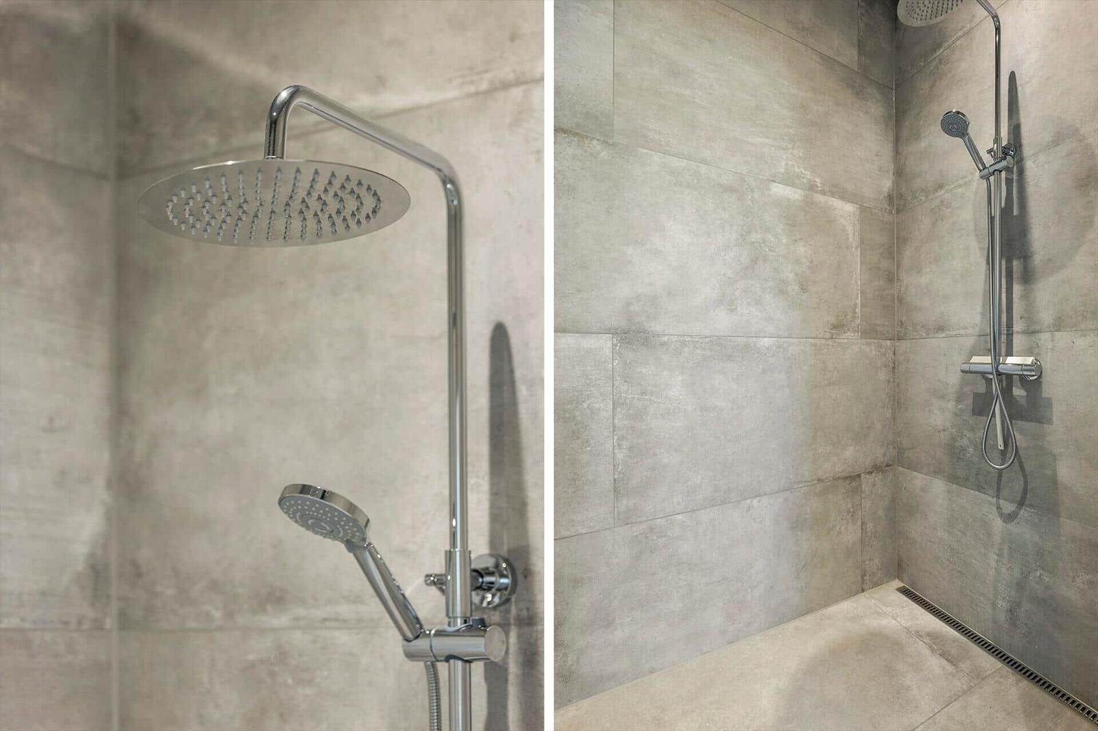 Duschkabine mit Duschbrause und Handbrause an Betonwand