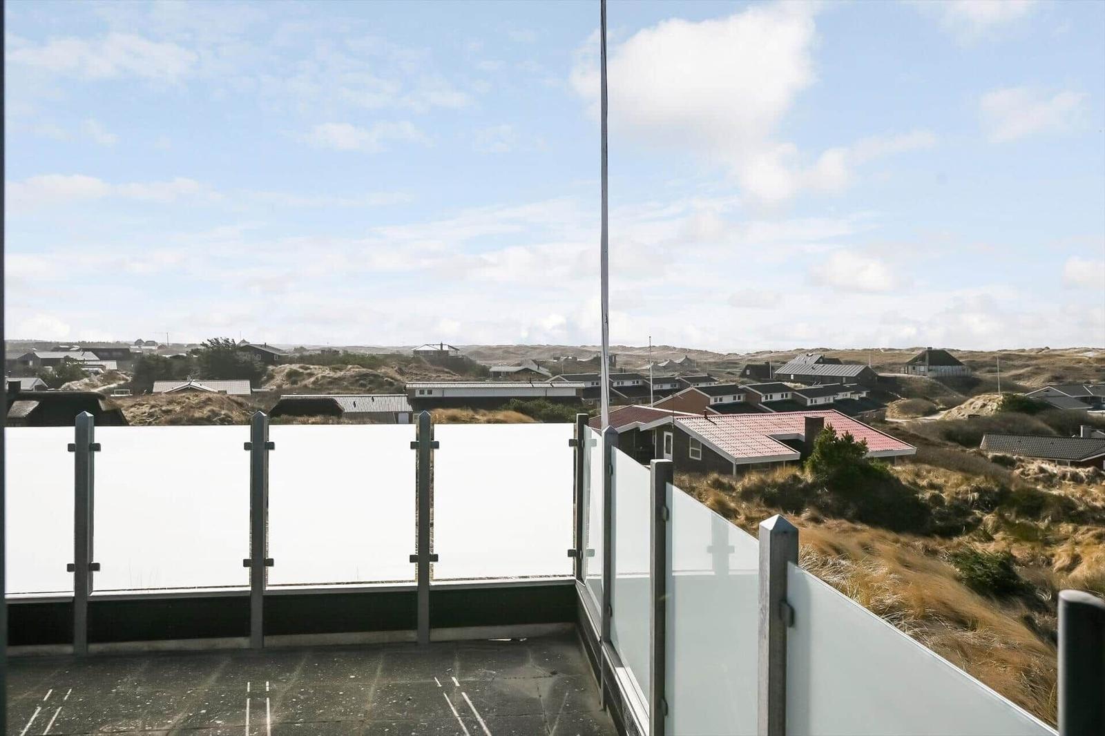 Terrasse mit Blick auf Dörfer und Dünen unter blauem Himmel