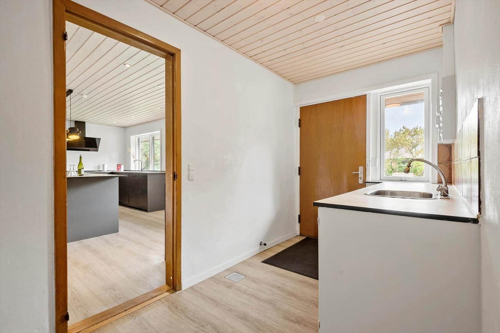 Küche mit Waschbecken und Blick in die Küche