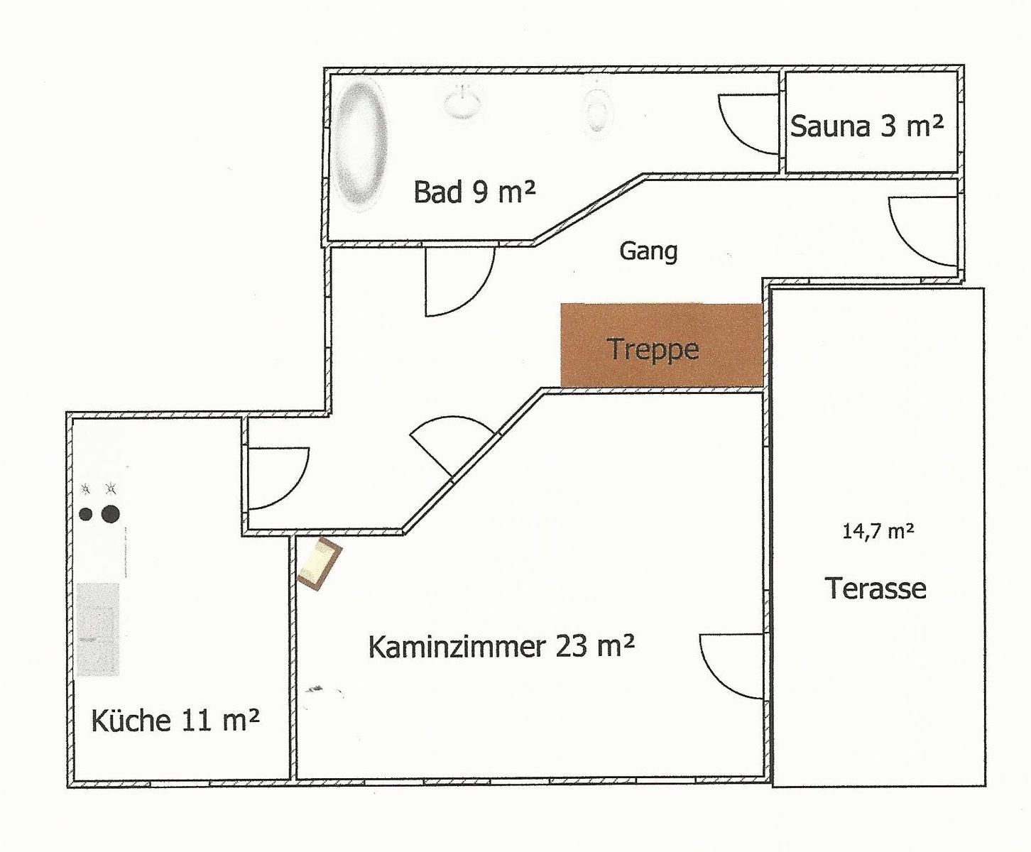 Erdgeschoss mit Küche, Kaminzimmer, Bad, Sauna und Terrasse.