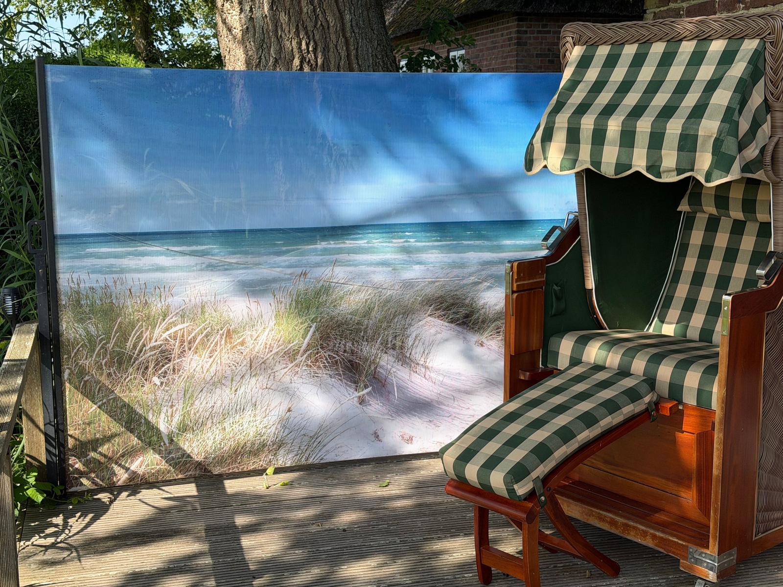 Hochwertige Strandkulisse mit Liegestuhl auf Terrasse