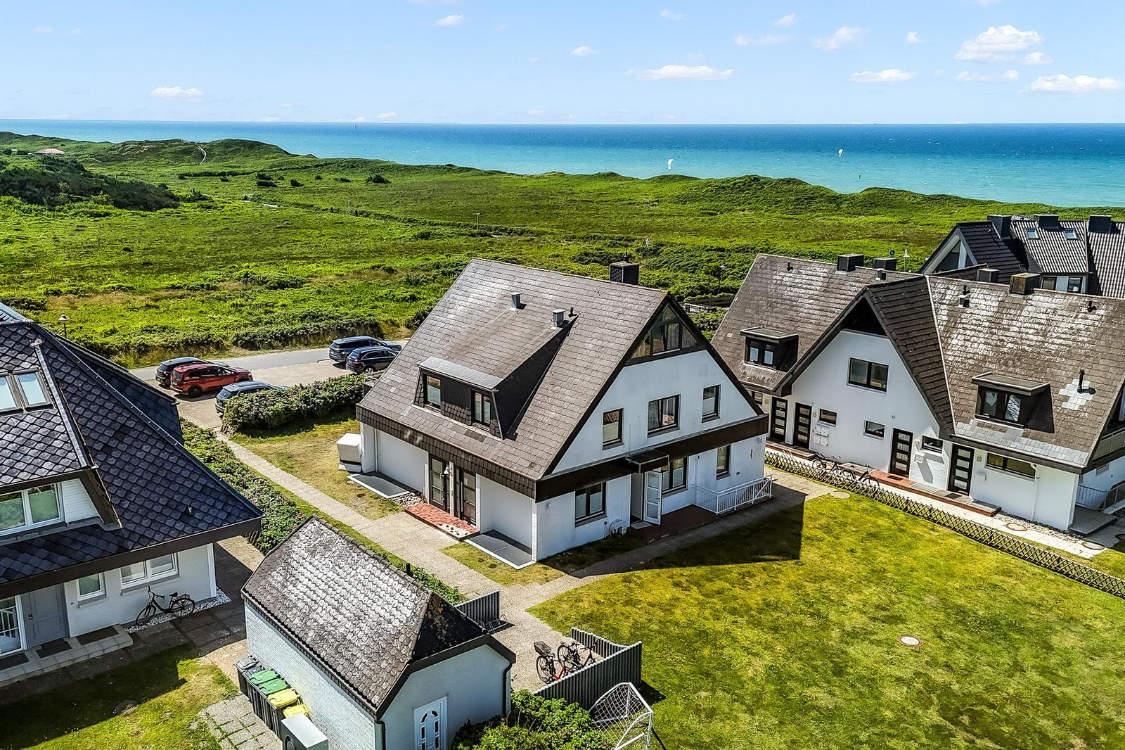 Häuser mit Garten und Blick auf das Meer