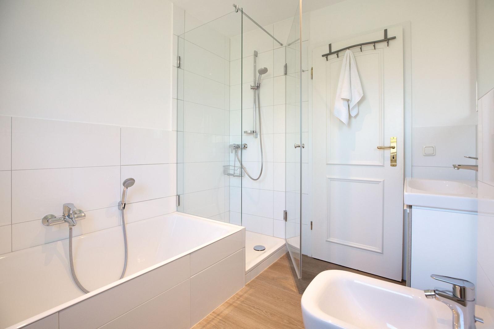 Bad mit Badewanne, Dusche und Waschbecken