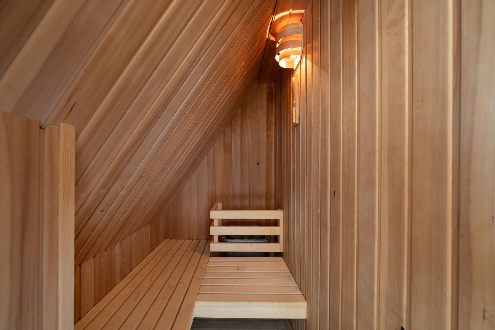 Holzsauna mit Bank und Wandleuchte
