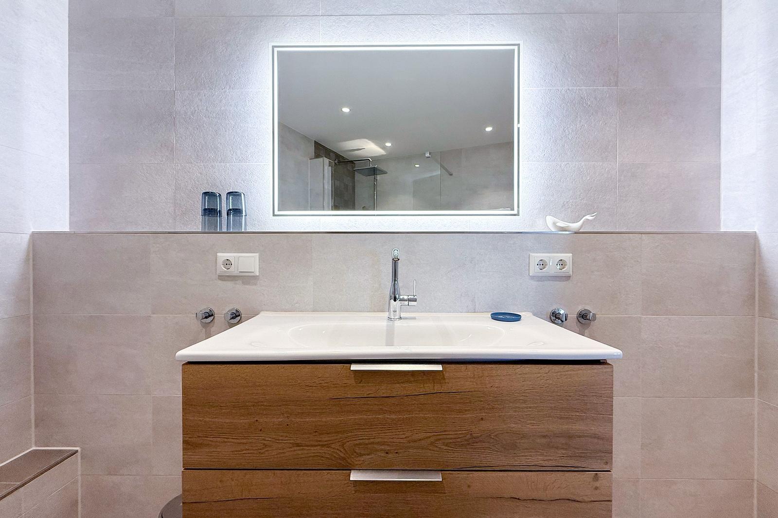 Bad mit Waschtisch, Spiegelschrank und Dusche