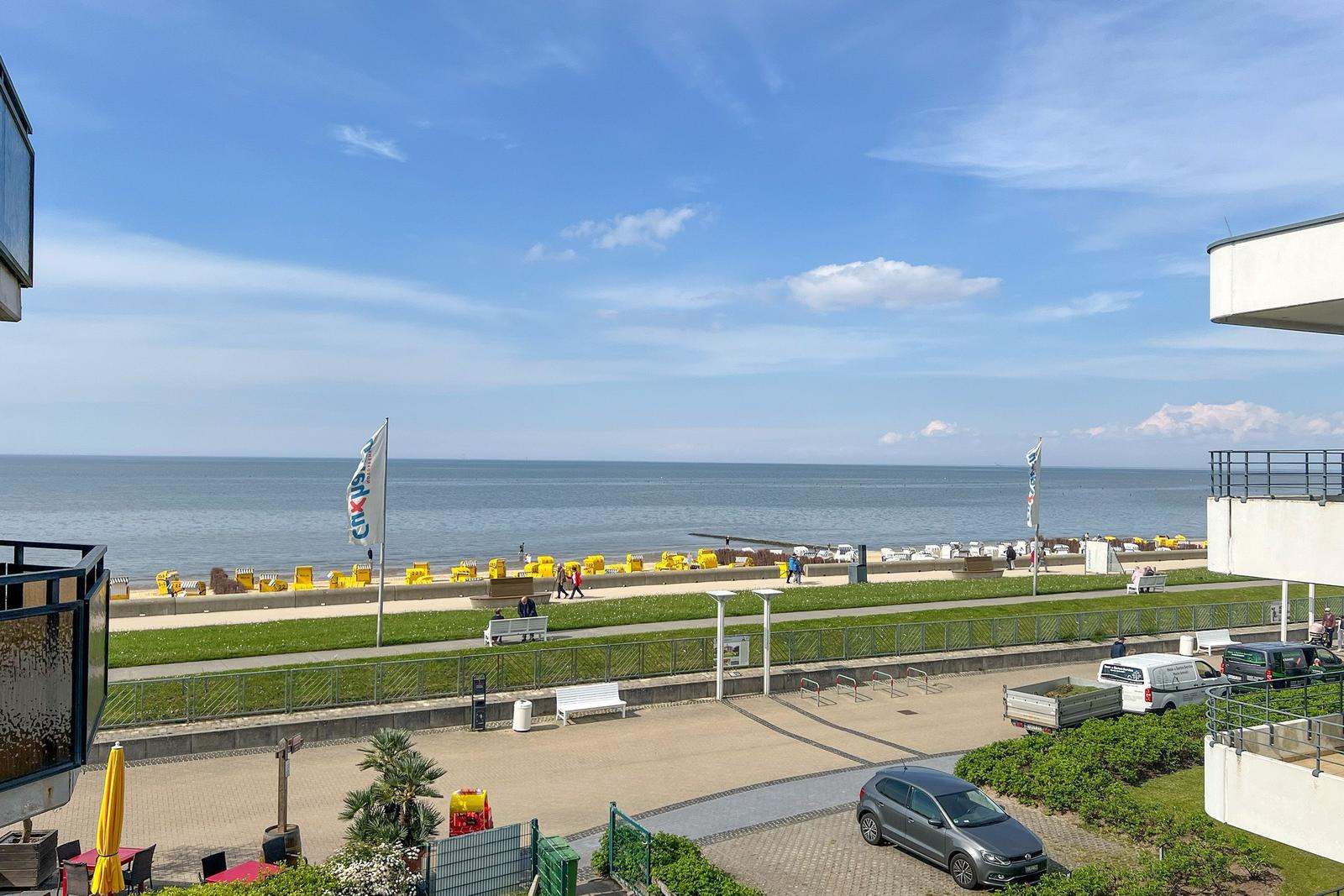 Meeresblick vom Balkon mit Strand und Promenade