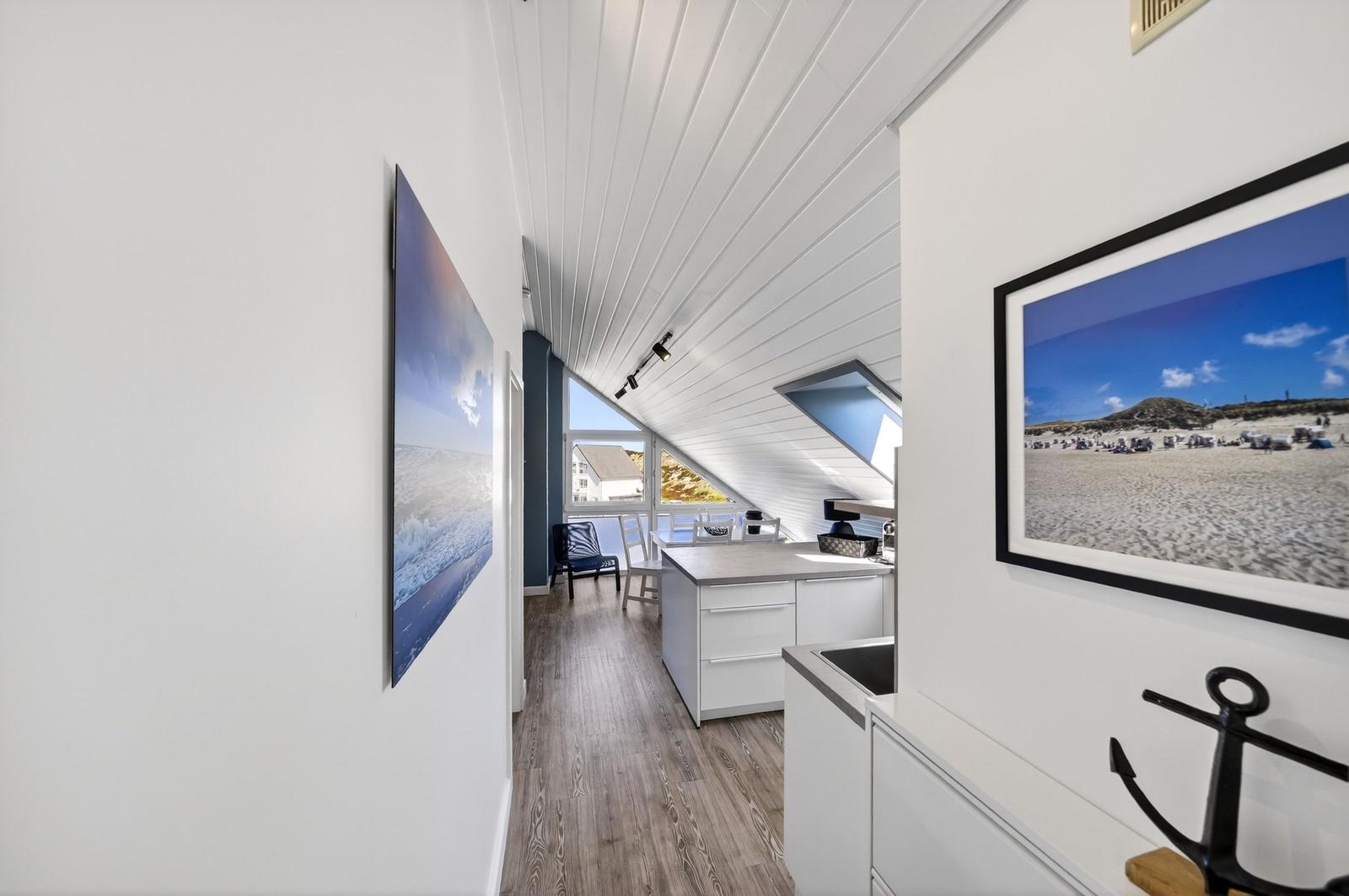 Küche mit Blick auf den Strand und Dachfenster