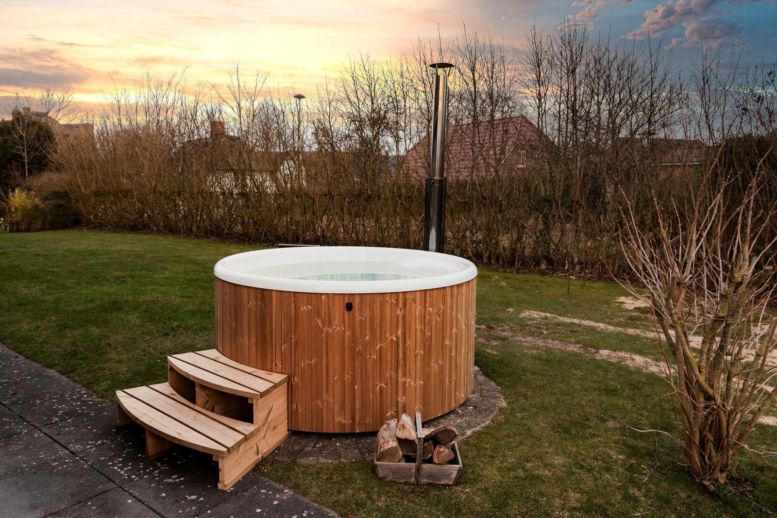 Hochwertiger Whirlpool mit Holzverkleidung und Außentürme im Garten.