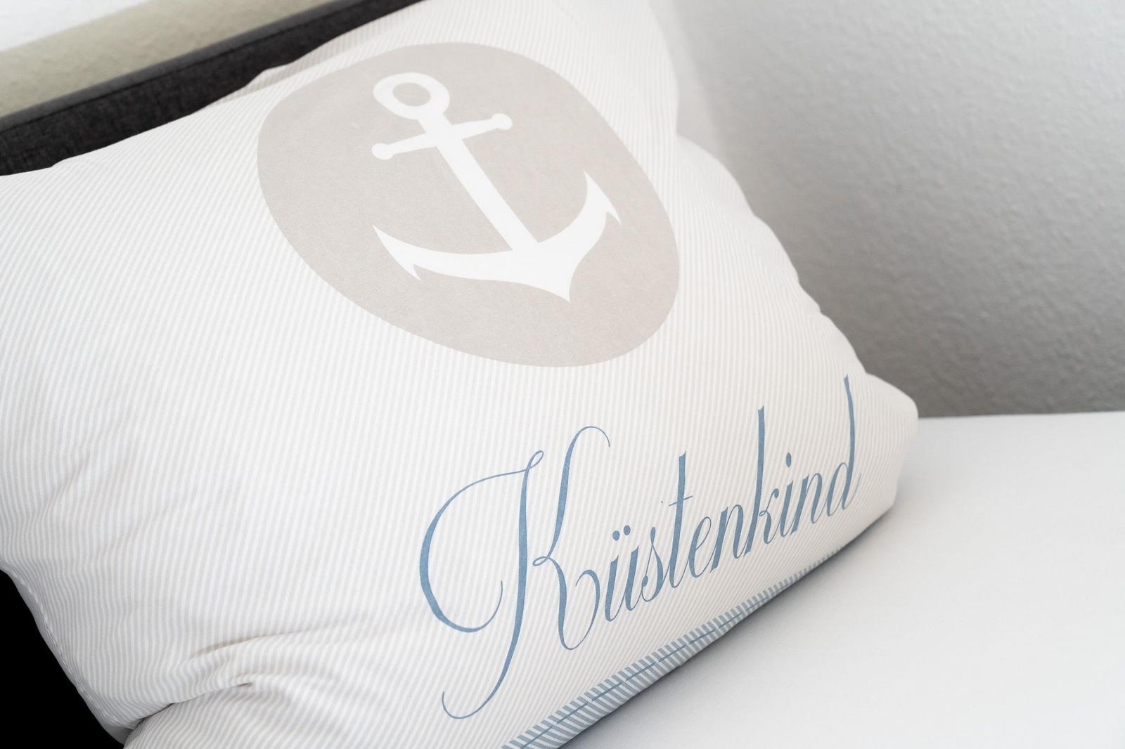 Kissen mit Anker und Schriftzug Küstenkind auf Streifenbezug