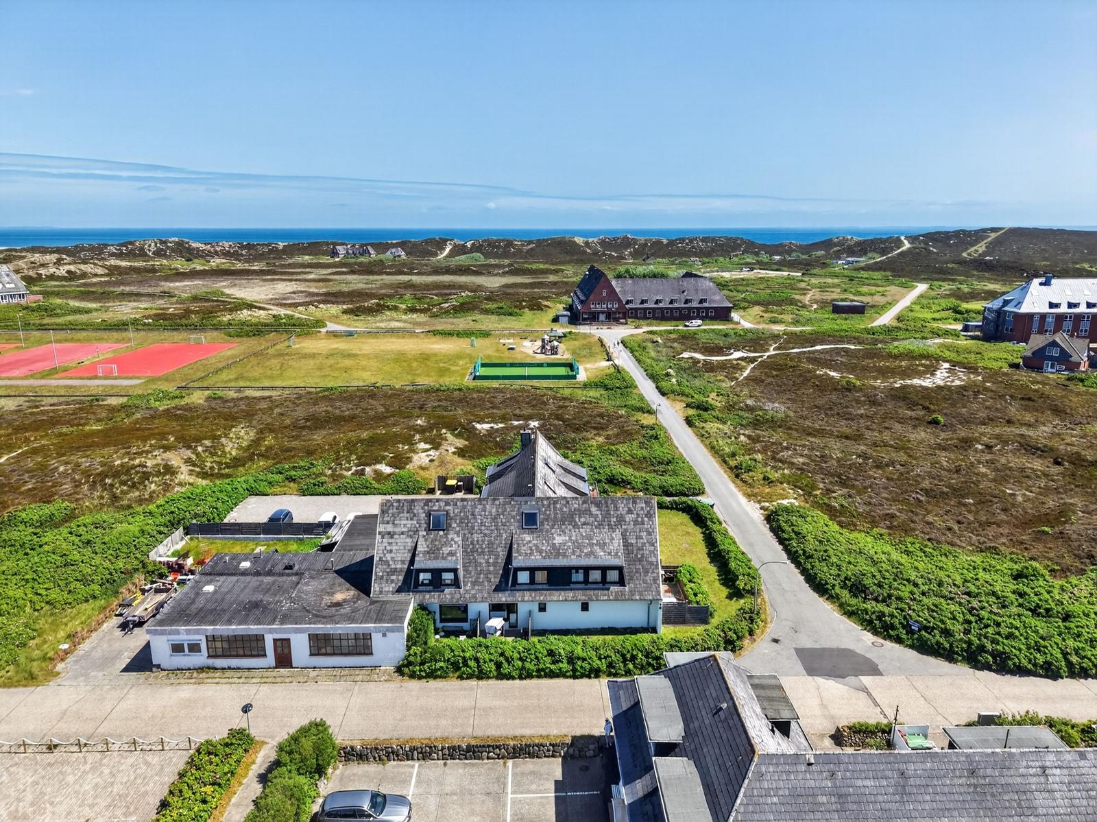 Haus mit Garten, Tennisplatz und Blick aufs Meer