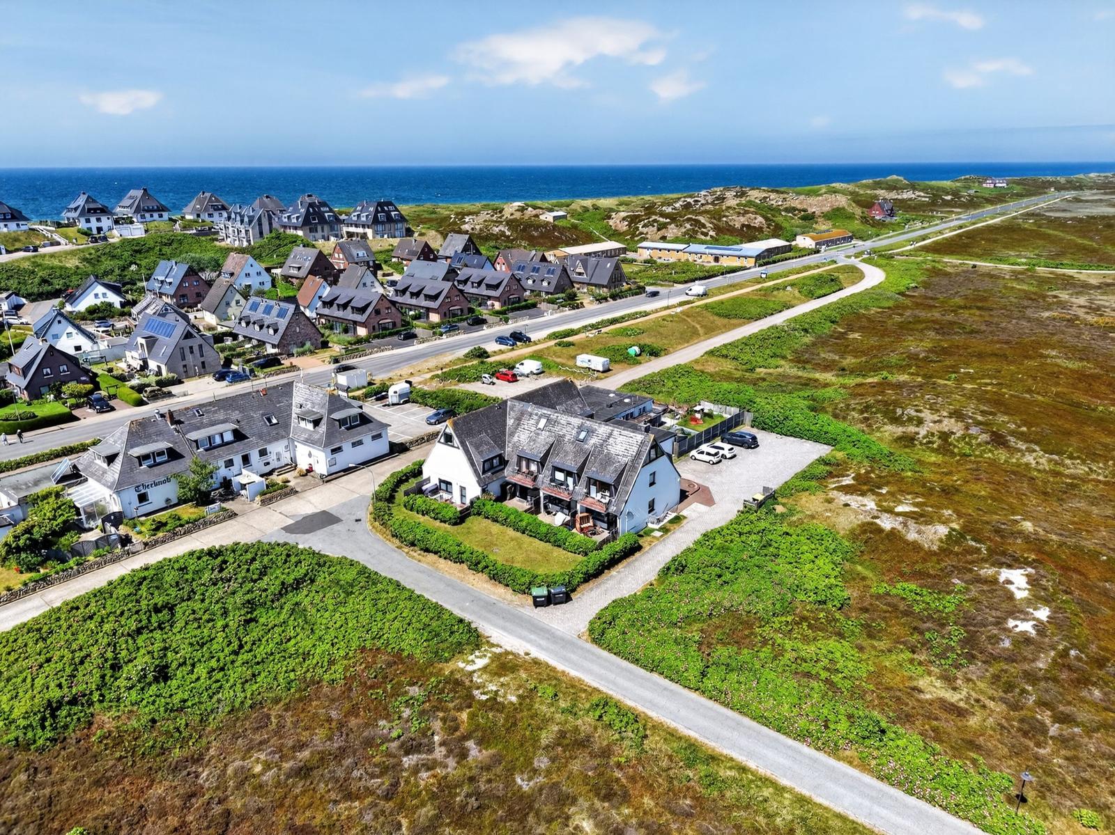 Haus mit Garten und Parkplatz an der Küste mit Blick auf das Meer.