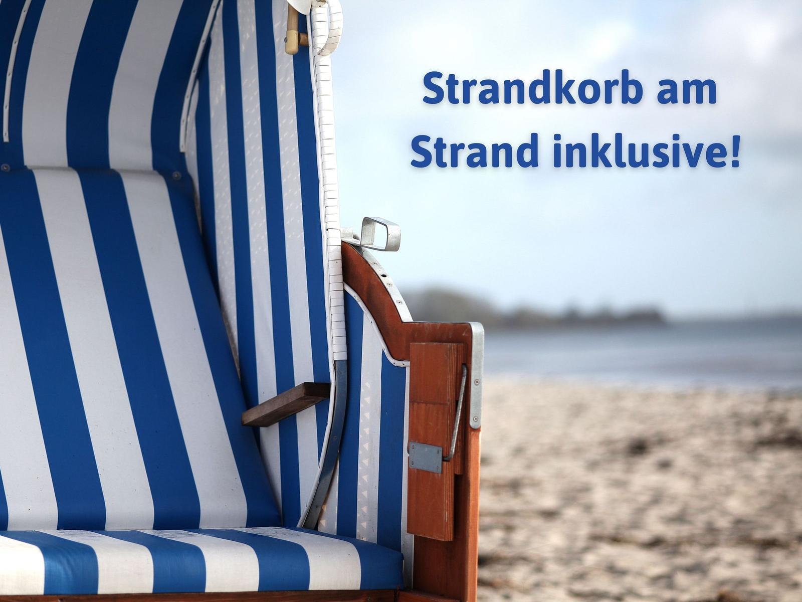 Blau-weißer Strandkorb am Strand inklusive.