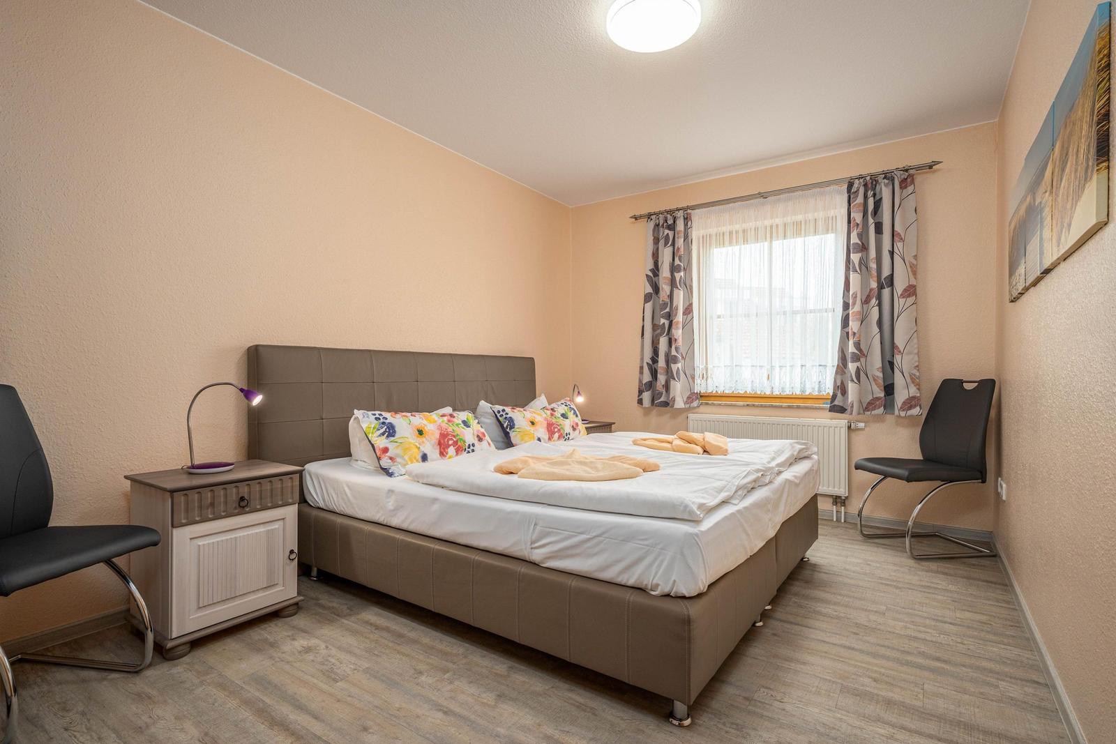 Schlafzimmer mit Doppelbett