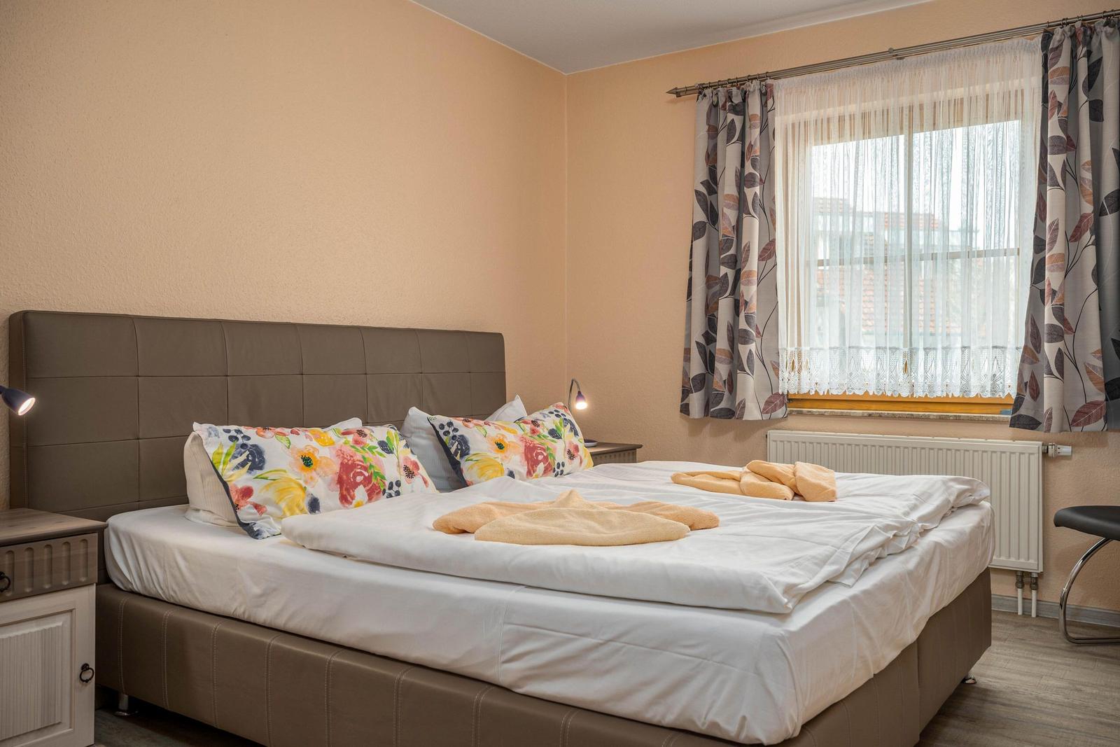 Schlafzimmer mit Doppelbett