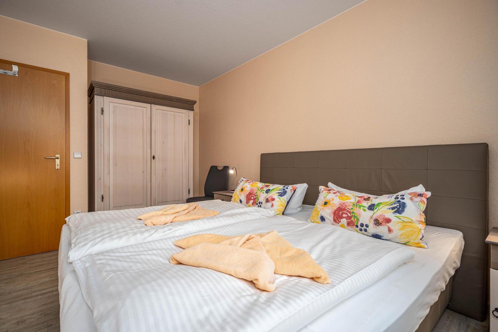 Schlafzimmer mit Doppelbett